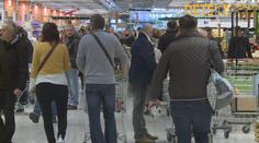 Poslední šance sehnat dárky. Češi berou obchody útokem