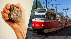 Muž útočil dlažební kostkou na tramvaj. Lidé uvnitř se kryli na zemi