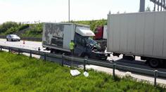Tragédie na dálnici. Srážku s kamionem nepřežil řidič dodávky