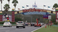 Disney se hádá s guvernérem Floridy. Firma přerušila budování komplexu