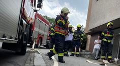 Z bytu šlehaly plameny a valil se dým. Policisté popsali dramatickou evakuaci