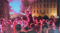 Fanoušci West Hamu slavili v centru Prahy celou noc, napadli i policisty