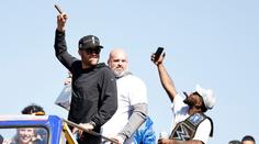 Ostuda hvězdy NFL. Fotografka spadla z pódia, hráč Rams se otočil a odešel