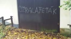 Havlovu chalupu na Hrádečku poničil vandal! Vrata posprejoval nadávkami