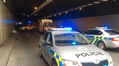 Motorkář bez "papírů" ujížděl policii,v tunelu trefil zátaras