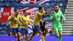 Brankář hrdinou utkání: Zařídil gól, vychytal penalty a vyřadil Rangers