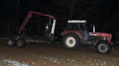 Muži odcizili traktor i se zapřaženým vlekem, policie stroj vypátrala