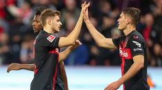 Leverkusen o krok blíže titulu, pomohlo vyloučení. Schick v základu