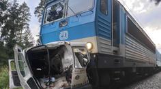 Vlak na Rychnovsku vláčel dodávku 300 metrů. Dvě ženy zemřely