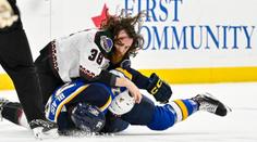 Hráč NHL o soupeře zlomil hokejku a chtěl se prát, protivník jen ujížděl