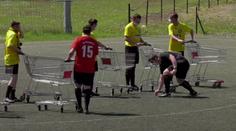 Jsou na nákupu? Ne, hrají fotbal! Takhle se dá hrát v době koronavirové