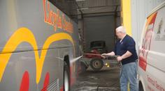 Uklizeč našel v autobusu obálku s osmi miliony. Tohle s penězi udělal