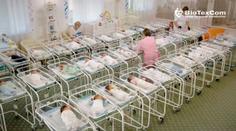 Náhradní matky porodily děti, kvůli Covid-19 si je nemá kdo vyzvednout