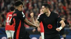 Šílené chyby gólmanů a devět gólů. Barcelona urvala výhru v závěru