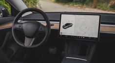 Lidé si stěžují na displeje v autech. Vrátí se někdy mechanická tlačítka?