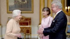 Britská královna je nemocná! Zmatená bloudí zahradami paláce
