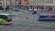 Tohle je ostuda. V Brně si stoupl do křižovatky policista a zmátl i řidiče autobusů