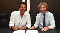 Příběh pokračuje: Buffon si plácl s Nedvědem a vrací se do Juve!