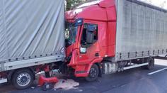 Při nehodě tří náklaďáků a dodávky zemřel jeden člověk. Další skončili v péči lékařů