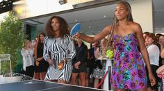 Serena a Venus válí i s raketami na pingpong. A navíc v šatech!