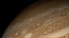 Bouře v obří rudé skvrně Jupiteru zrychluje. Astronomové nechápou proč