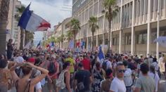 Další země zavádějí covid pasy, ve Francii protestovaly statisíce lidí