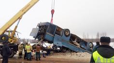 Autobus s dětským sborem skončil na střeše. 7 lidí zemřelo