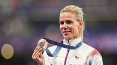 Ogrodníková ponese s Fuksou vlajku při ukončení: Brečela jsem, když mi to volali