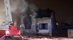 Plameny zcela zničily rodinný dům, dva zraněné odvezly sanitky