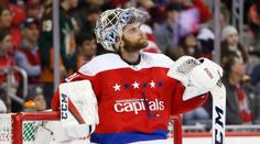 Trable posily Canucks. Holtby neměl papíry, nepustili ho přes hranice!