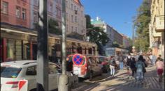VIDEO: Kolaps dopravy v Praze, u Vyšehradu lidé odcházeli ze stojících tramvají