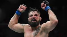 Bizarní historky z UFC: Perry se sám málem uškrtil na gumě!