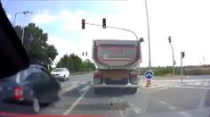 Řidič jel odbočovacím pruhem rovně, srazil cyklistu. DRSNÉ video