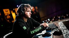 Na světové sérii v online karetní hře se o milionové výhry utká i 12 Čechů