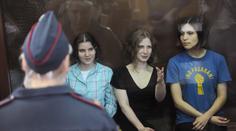 Pussy Riot zůstávají ve vězení, jedné zmírnili trest na podmínku