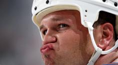 Bitkařovi z NHL jde o život, chce se zabít. Jeho otec prosí o pomoc!