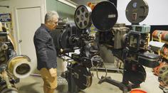 Návrat k němým filmům. Nadšenec přivedl zpět k životu sbírku retro projektorů