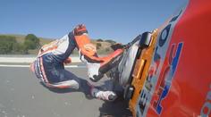 Šampion Márquez při pádu zničil motorku, poté odjel do nemocnice