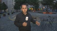 Stoly a židle stojící na silnici, místo je nutné složitě objíždět
