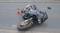 Mladík řídil bez papírů. Na silné motorce boural, hrozí mu vězení