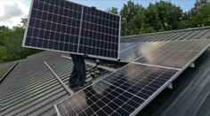 Lidé si nechávají na dálku ovládat solární panely. Distributoři jim za to platí