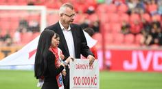 Slavia vzpomněla na zesnulého hasiče. Syn vykopával, tleskalo 17 000 lidí