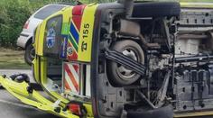 Při srážce sanitky a osobního auta se zranilo pět lidí. Policie hledá svědky