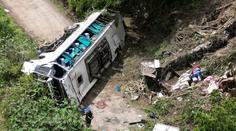 Autobus plný kolumbijských studentů se zřítil do rokle. Zemřelo 17 lidí