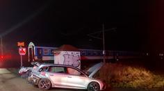 Vlak po nárazu odhodil auto do příkopu. Řidič měl obrovské štěstí, žasnou hasiči