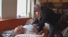 Senioři si často nedokáží dojet pro léky. Lékaři by jim je rádi dávali sami