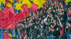 "To jsme Dukla?" diví se kvůli dresům fanoušci Sparty. Rýpl si i klub z Julisky