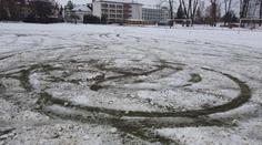 Zábava, či pitomost? Sportovcům v Břeclavi autem rozorali hřiště