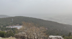Oblohu zahalil prach ze Sahary. Meteorologové vyhlásili smogovou situaci