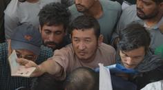 Tisíce lidí se stále snaží dostat z Afghánistánu. Bojí se Tálibánu